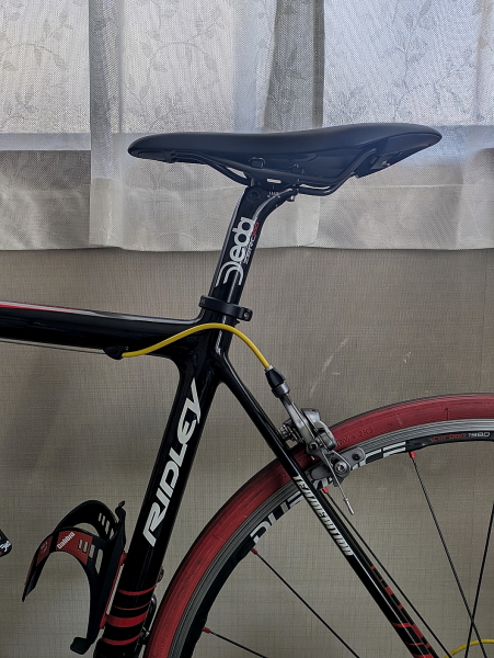 シートピラー Deda